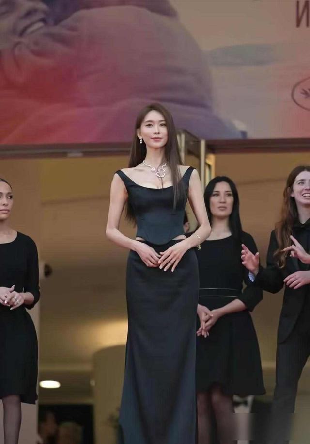 51岁林志玲现身戛纳,看完后,我哭了,这已不再是以前的志玲姐姐