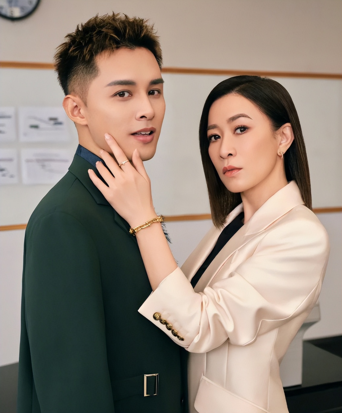 佘诗曼晒照为母亲庆生!酒店设宴摆十几桌很气派,佘妈妈也曾患癌