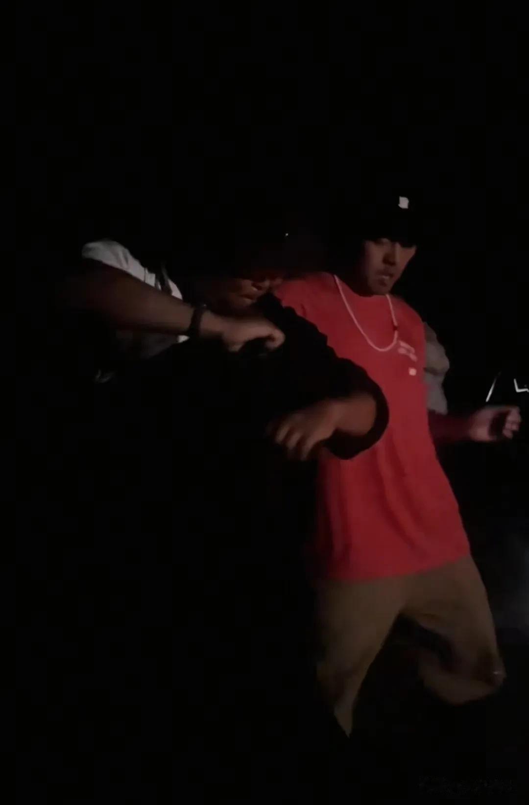 朱亚文一家内蒙古被偶遇，与牧民对饮、跳舞，两个女儿很可爱