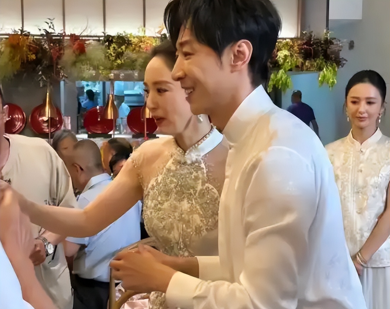 董璇也没想到,公布二婚才一个多月,姐弟恋问题就在她身上暴露了