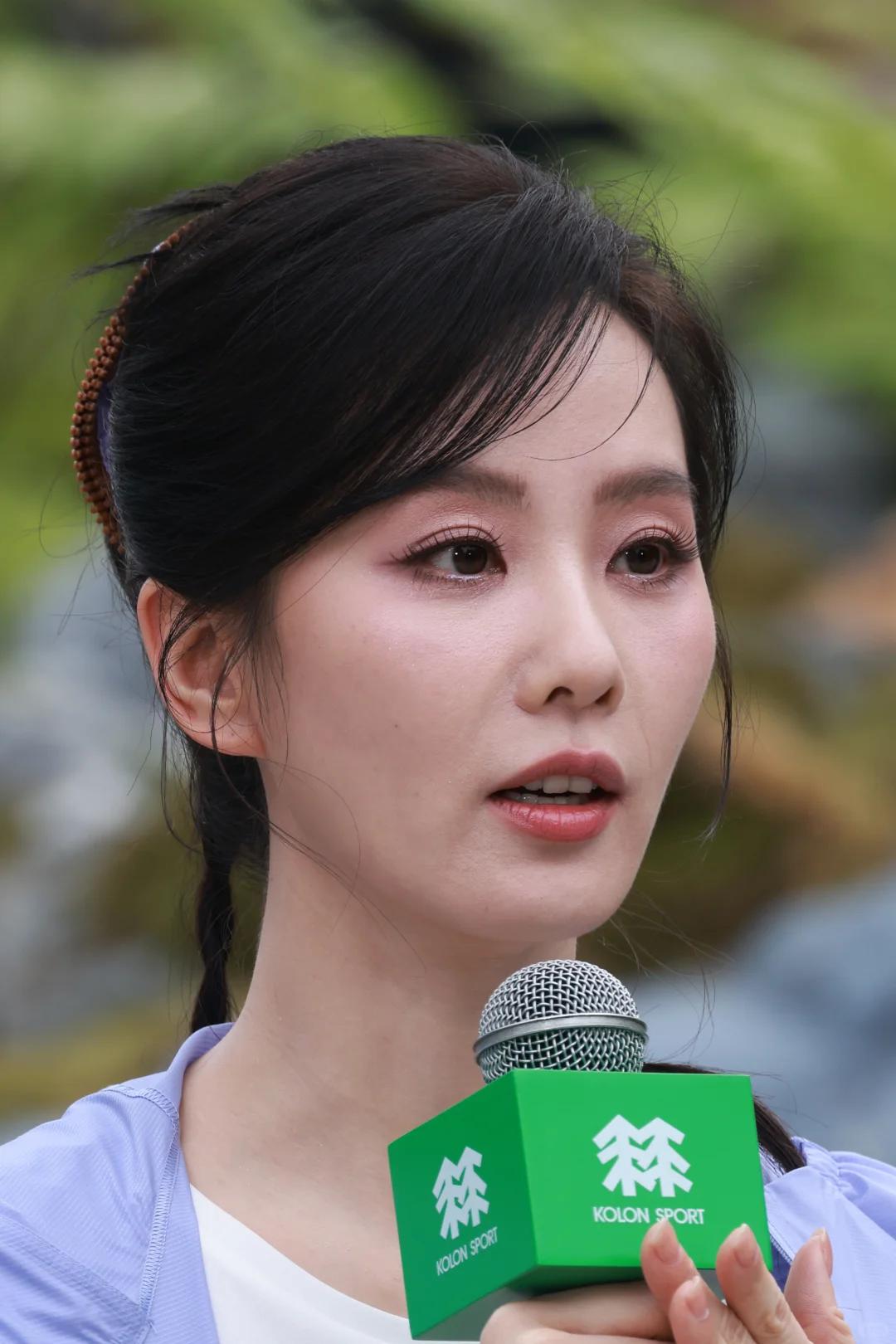 刘诗诗空降深圳商场！脸上褶多但天鹅颈优雅，高马尾上假发片尴尬