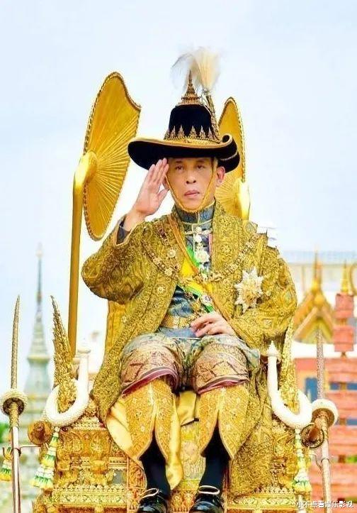 提帮功长大成人，苏提达一直捧杀被他看透，出席活动对她一脸不屑