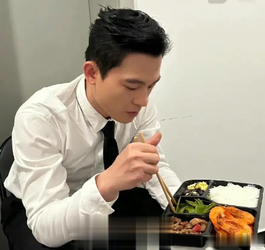 春晚幕后伙食曝光，明星彩排也吃盒饭，湖北春晚有热汤获好评