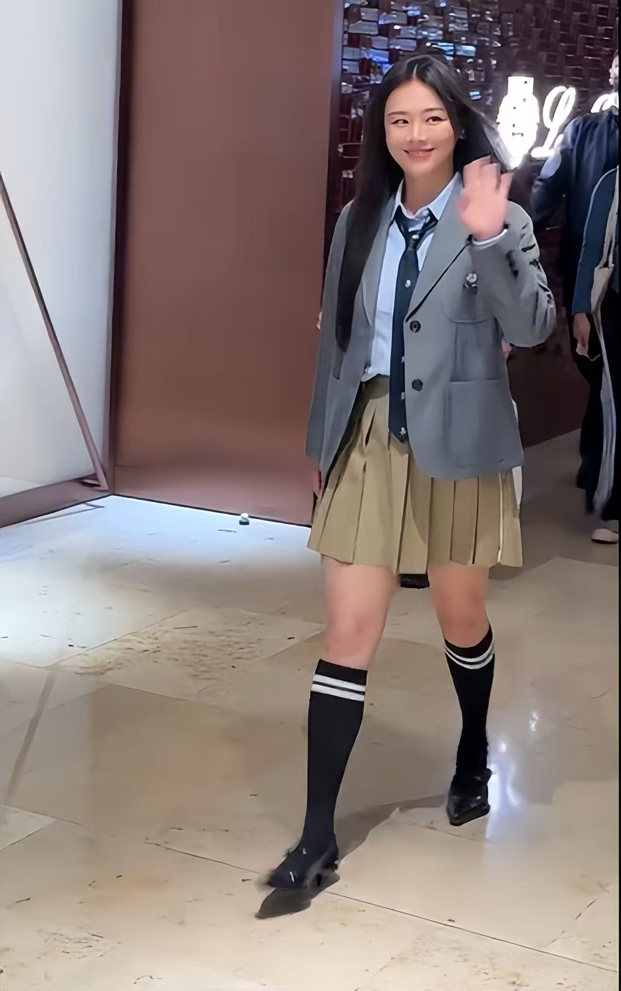 马思纯南京出席活动!穿超短裙腿又粗又壮,一身学院装撞脸王诗龄