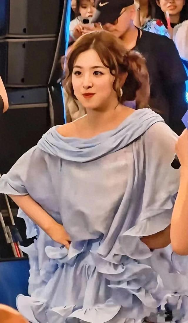 张含韵最新造型：严重发福，网友吐槽：36岁别装可爱了