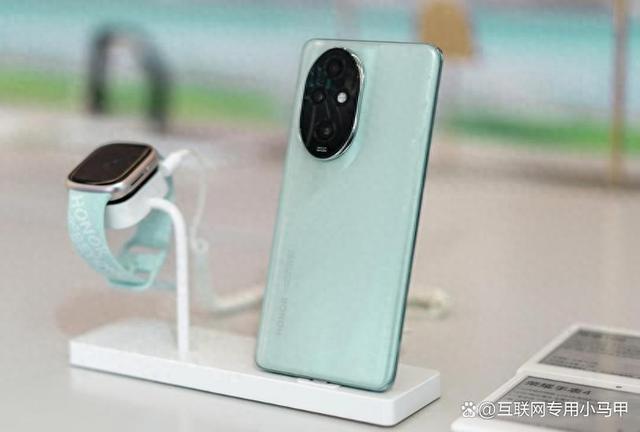 榮耀努力清倉，2999元跌至1699元，12G+512G+50倍變焦