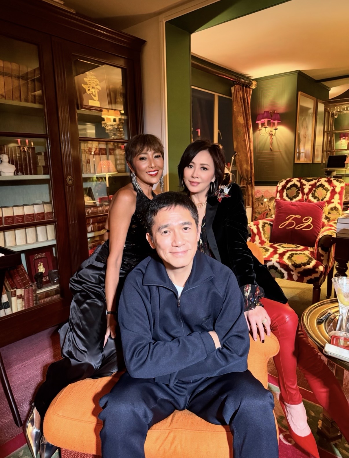 刘嘉玲夫妇在豪宅跨年，80岁刘妈妈打扮贵气好慈祥，弟弟全家也在