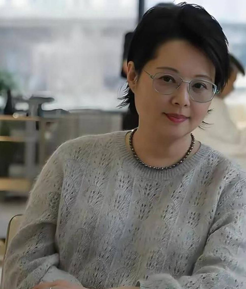 53岁袁立巴黎度假,瘦了有10斤,看着比小12岁老公还年轻