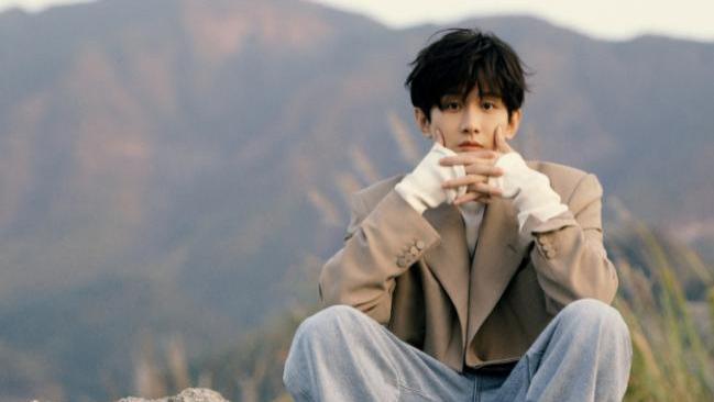 反差这么大的吗？单看名字以为是两个人，实则是同一人