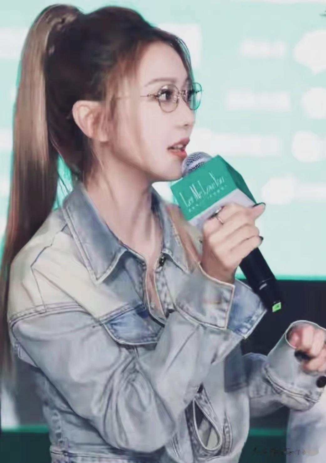 薛凯琪粉丝见面会惊现神操作！三条牛仔裤叠穿，竟美翻全场！