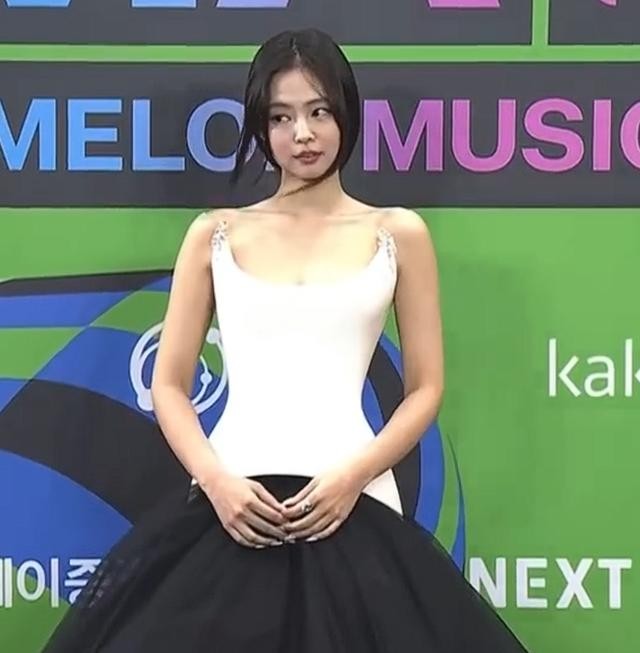 首尔这天，韩国偶像集体走红毯，没公司包装和滤镜，遍地普男普女