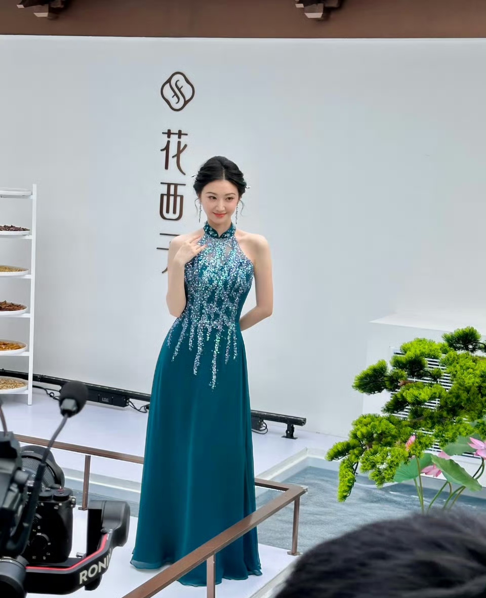 景甜西湖边被偶遇，新中式裙盘发造型太好看了，不愧是人间富贵花