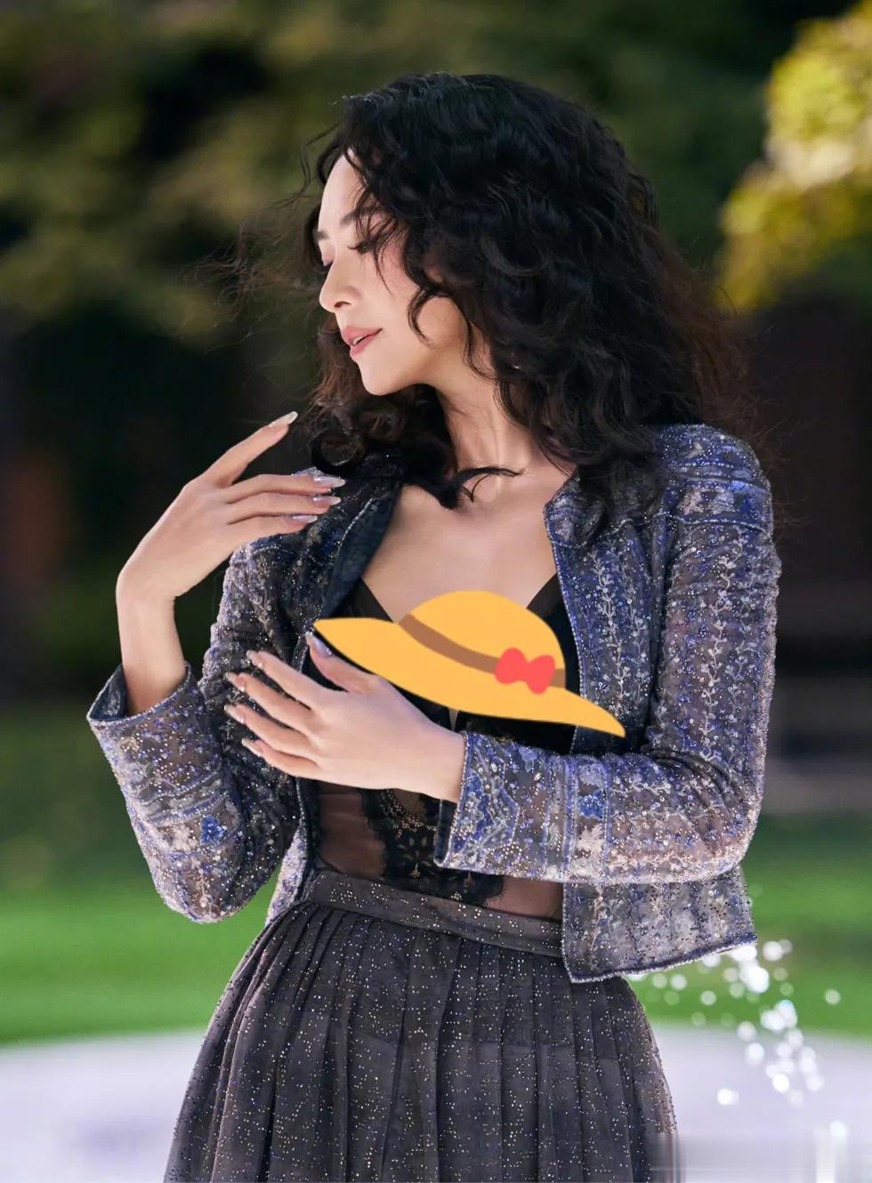 章子怡重返米兰时装周,一身蓝色阿玛尼很贵气,和胡歌坐一起养眼