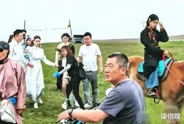 汪小菲一家聚餐,贴心给玥儿夹牛排,汪希箖不吃饭玩手机没姐姐乖