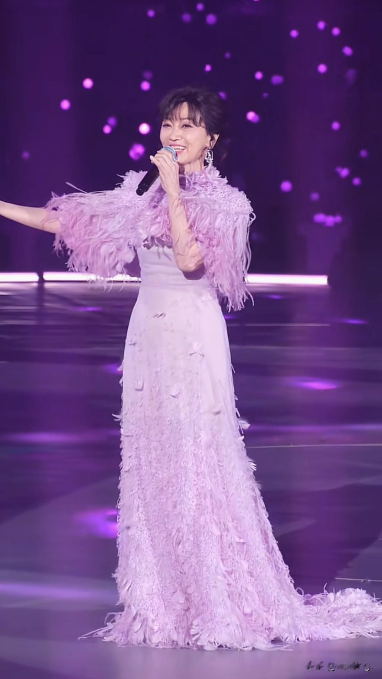 72岁赵雅芝身穿紫色礼裙站在舞台上，身材纤细，美得像幅画