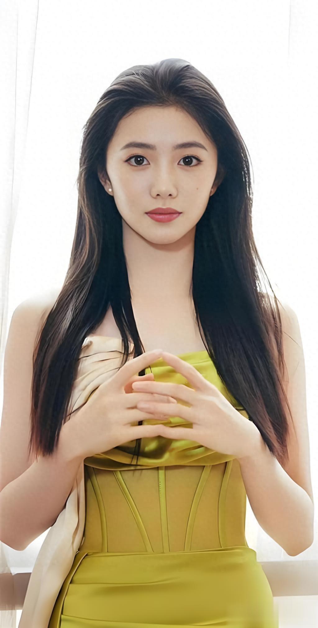 刘浩存今天穿了件白色连衣裙，优雅气质满分！