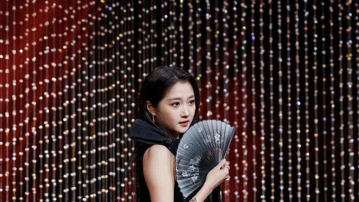 关晓彤亮相微博视界大会，玫瑰金薄纱礼裙惊艳全场