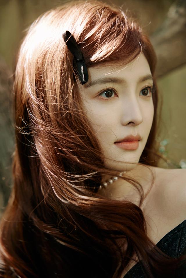 章若楠:全黑系高定礼服亮相，活脱脱古堡里的公主