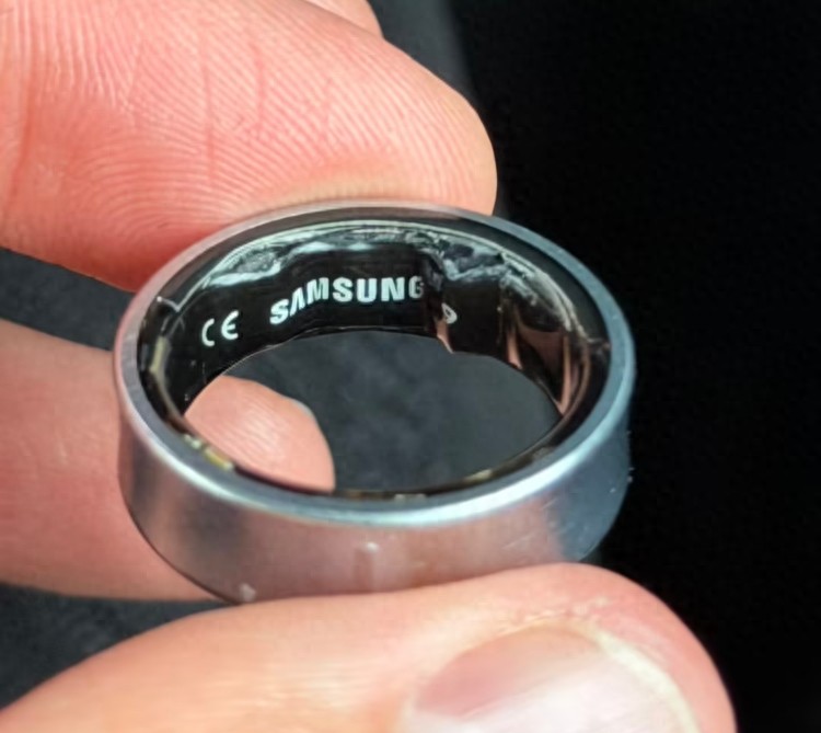 电池又出问题?三星智能戒指电池鼓包,用户手指卡住被拒绝登机