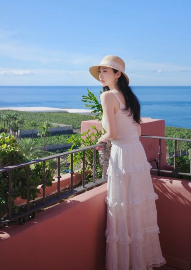景甜最新度假美照,一袭白裙配长发,温柔又漂亮