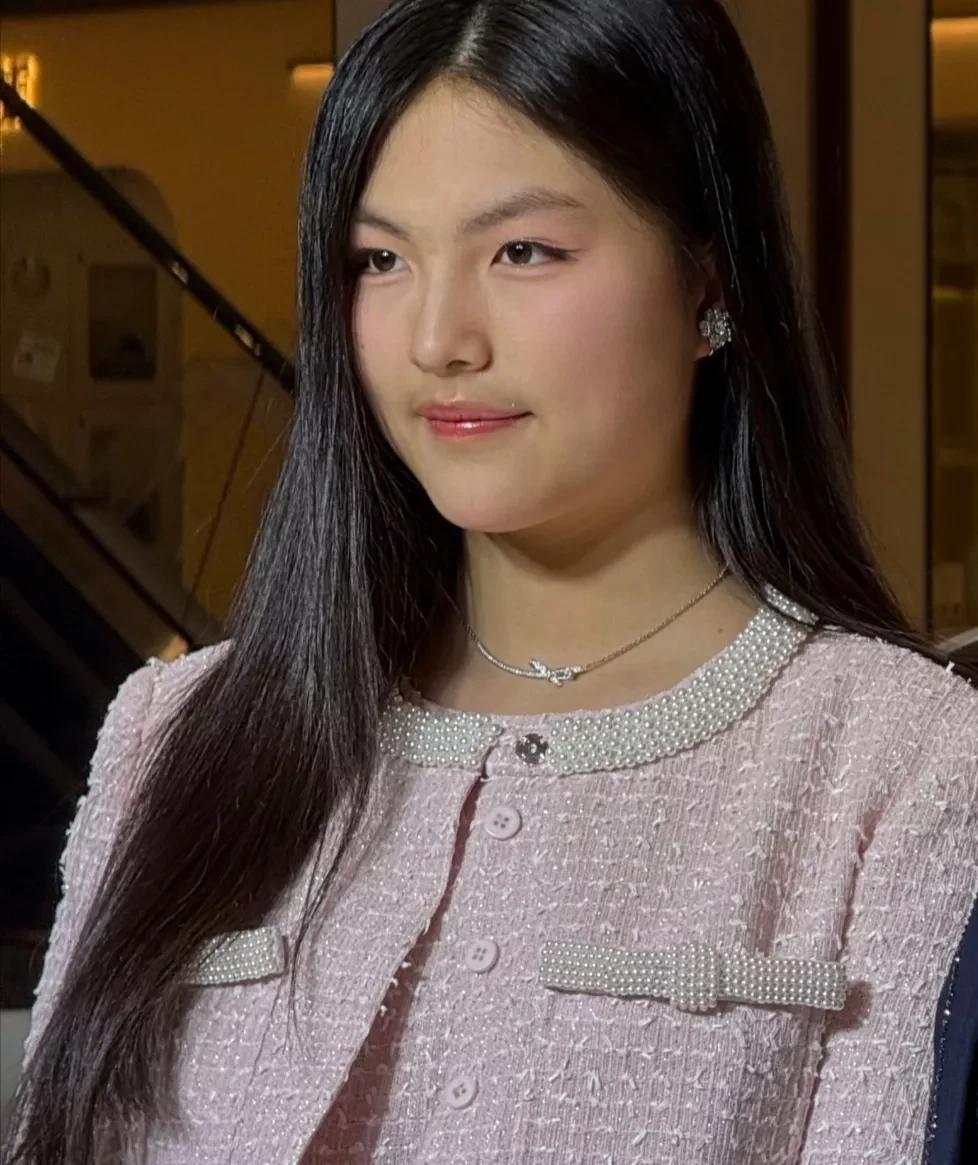 周也被王诗龄吐槽仅1天,更多黑料被扒,耍大牌还对路人甩脸色