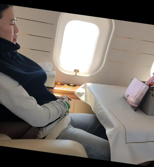 王楠9岁女儿生日戴5万金链！满族公主造型惊艳，王楠老公笑出鹅叫