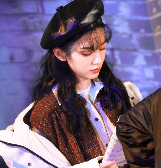 周也《你好1983》过审!年代造型太养眼,复古港风美人很权威!