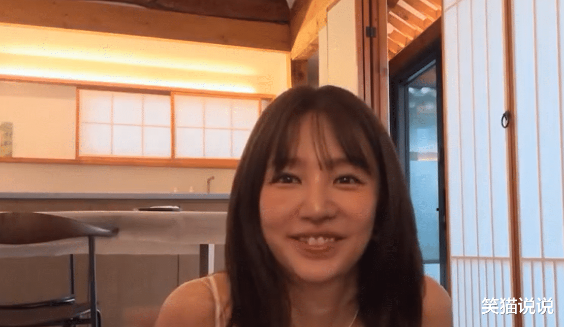 尹恩惠分享休假视频，波点白裙很有日系风格，笑容灿烂好甜美