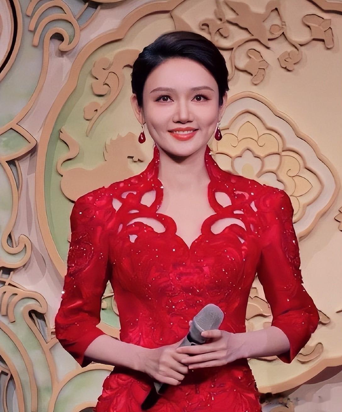 央视主持人龙洋,春晚眼神引发全网猜测,真相出人意料。