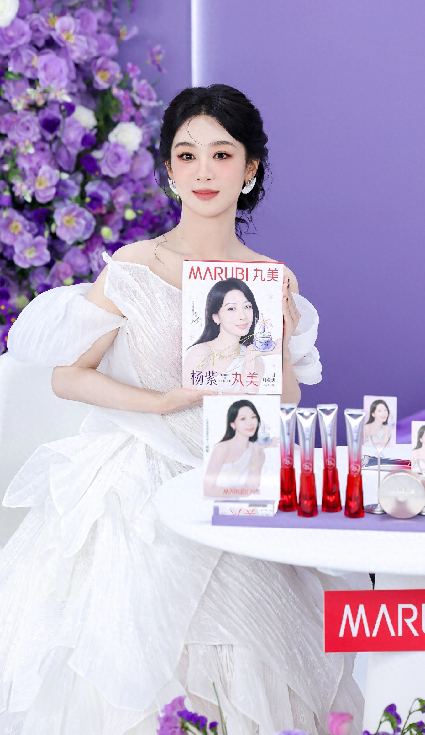 杨紫下山现身了，着白裙盘长发，高贵又大气，有作品就是有底气啊