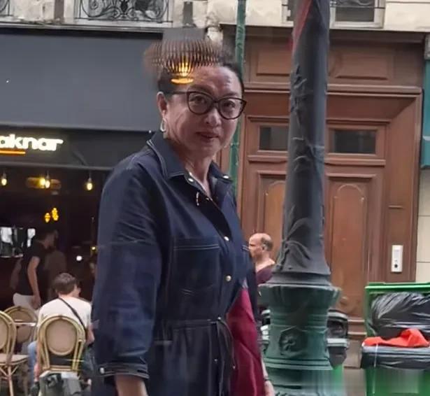 网友巴黎偶遇金星，穿牛仔长裙扎着马尾，第一眼竟然看成了刘欢