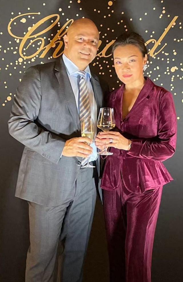 离开黄小茂后，她嫁给老外富豪，如今住瑞士豪宅，尽享天伦之乐