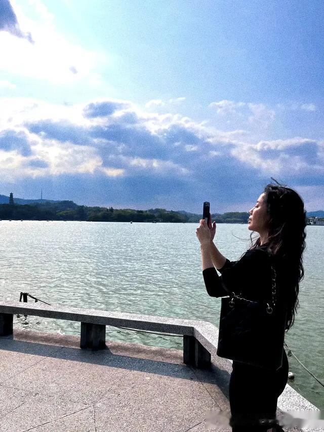 她不把范冰冰甩18条街啊？可惜就是没红，但年轻时美貌是公认的