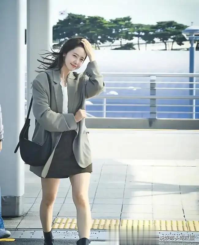 林允儿怎么美成这样!绿色西装外套搭短裙短靴,风吹发丝也美如画