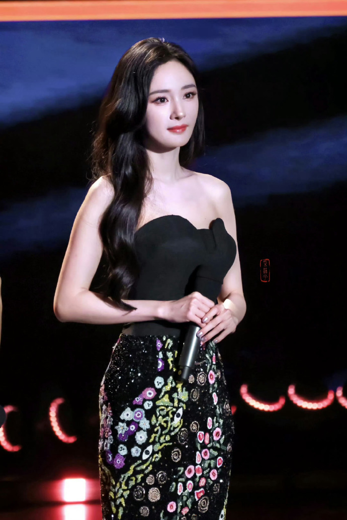 杨幂繁花刺绣裙美图赏析