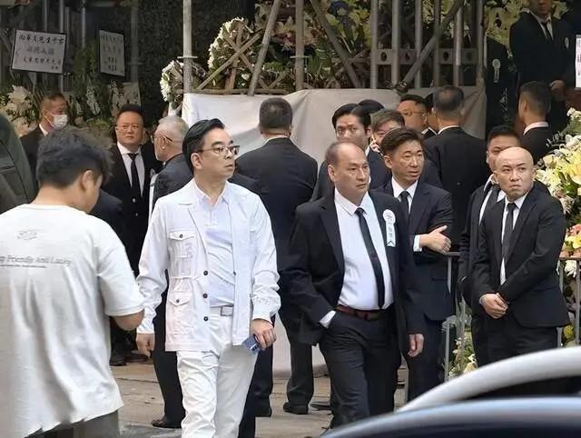 向华强大哥向华炎葬礼，向太和向佐出席，神仙锦等多名江湖人现身