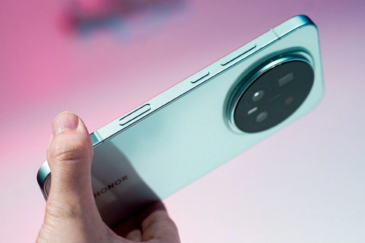 第二家發(fā)布？榮耀Magic 8 Ultra入網(wǎng)，影像旗艦大戰(zhàn)要熱鬧起來了