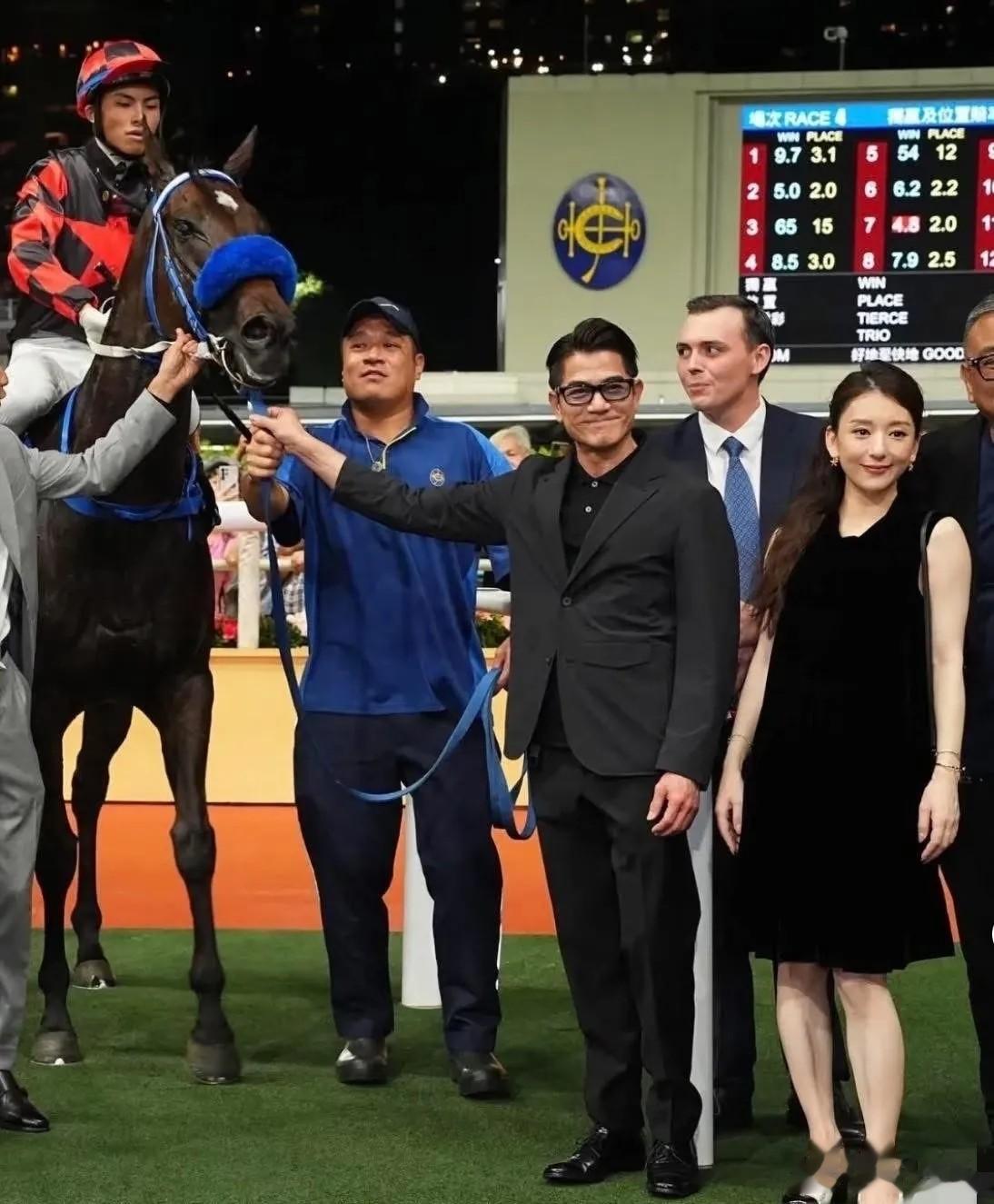 郭富城一家六口看赛马，方媛三胎后首露面，姐妹俩穿同款超吸睛