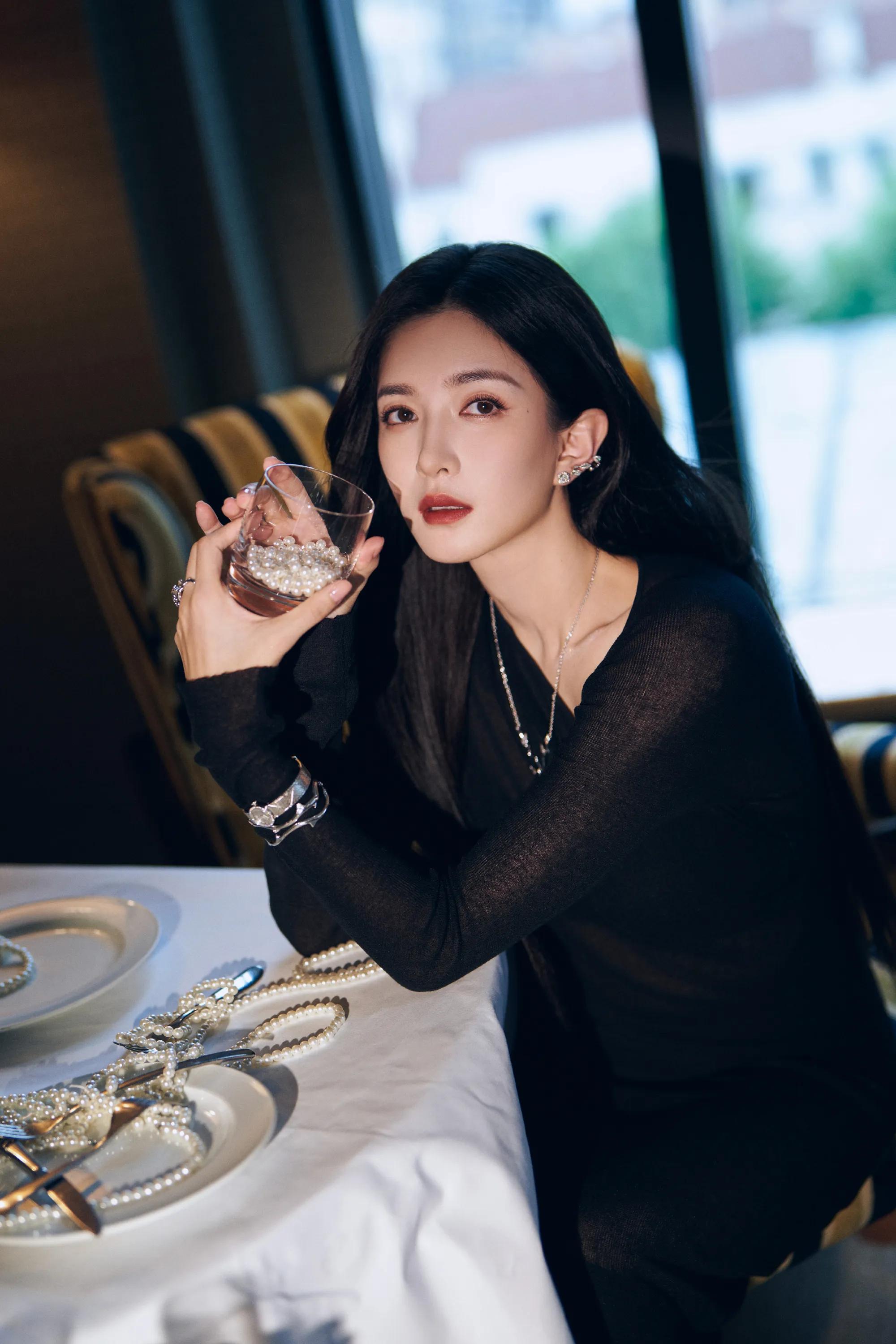 江疏影黑裙造型太迷人了