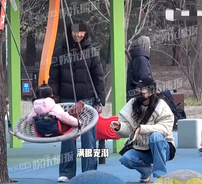 王鸥带两岁女儿公园荡秋千,带娃显生疏,妈妈随行不满她总看手机