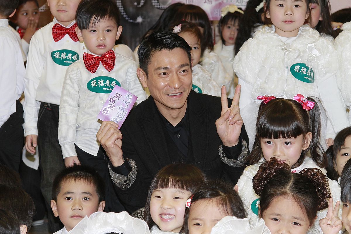 刘德华女儿“炫爸”遭同学质疑，天王父亲幽默回应