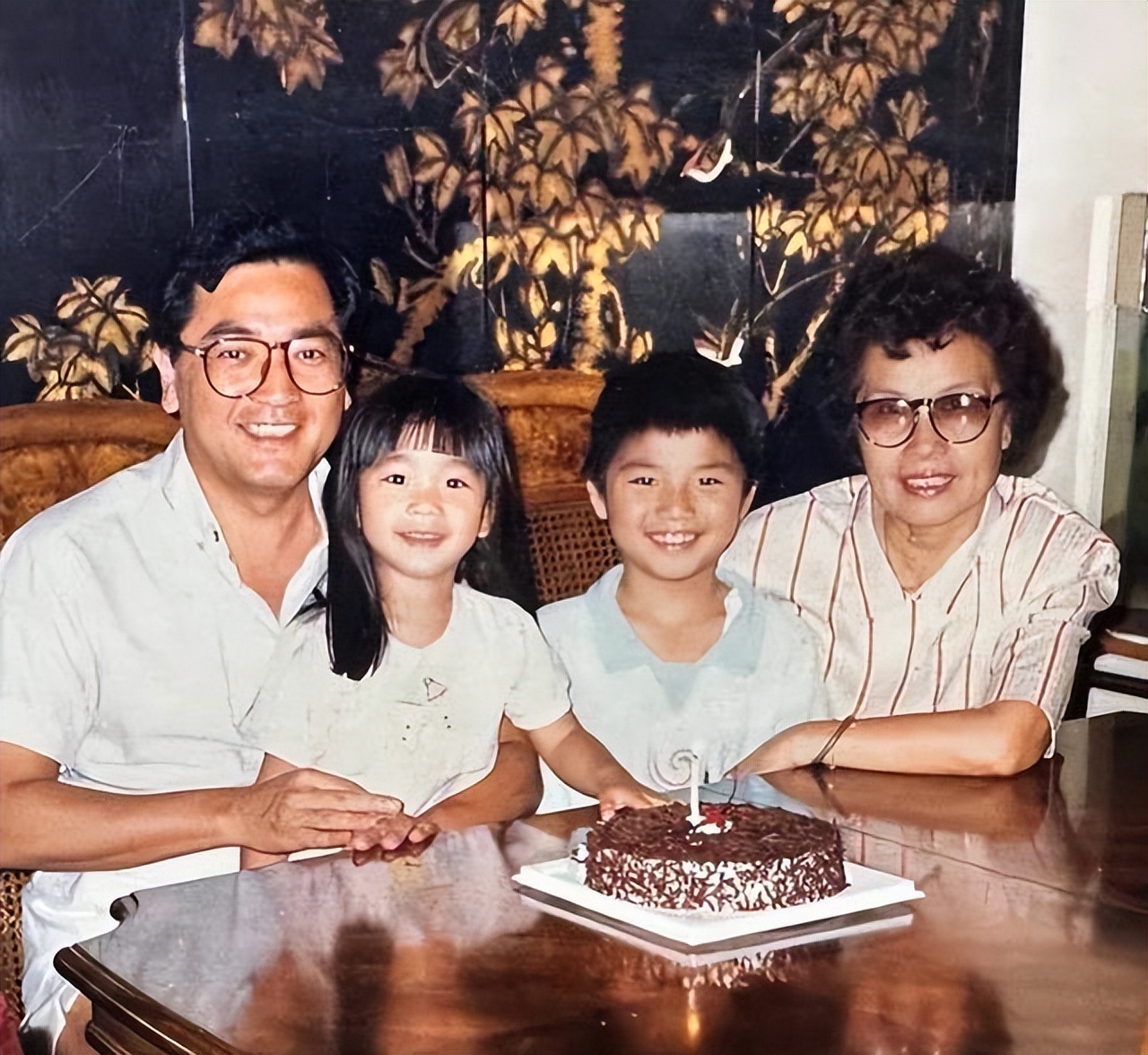 80岁秦沛现状：定居在国外，和日本妻子很恩爱，儿女都是知名歌手