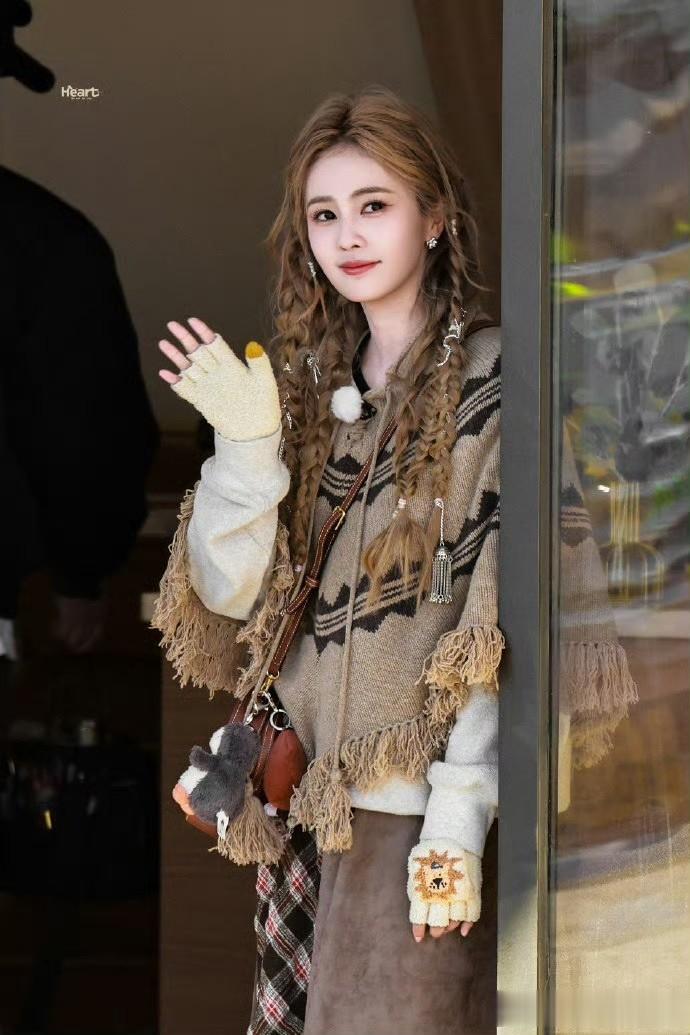 白鹿“美拉德游牧风”杀疯了:双麻花辫是荒漠里的甜