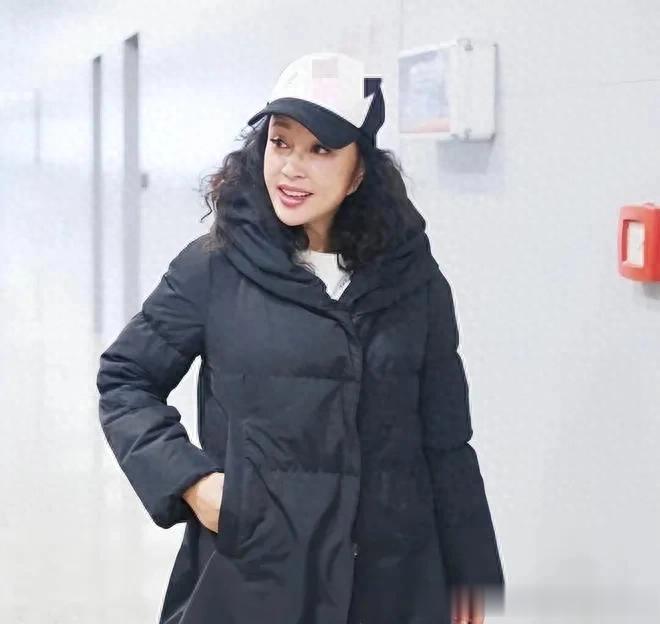 刘晓庆烫羊毛卷年轻30岁！穿中长款羽绒服+棒球帽，时髦又洋气！