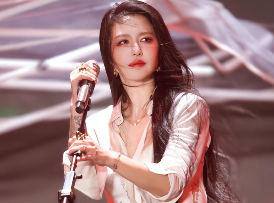 这次被央视“点名”的谭维维，暴露真实处境，原来刘欢当初没说谎