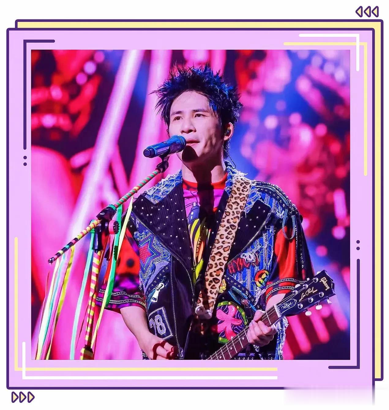 董璇张维伊现身大张伟演唱会，董璇拿手机拍视频，张维伊满眼爱意