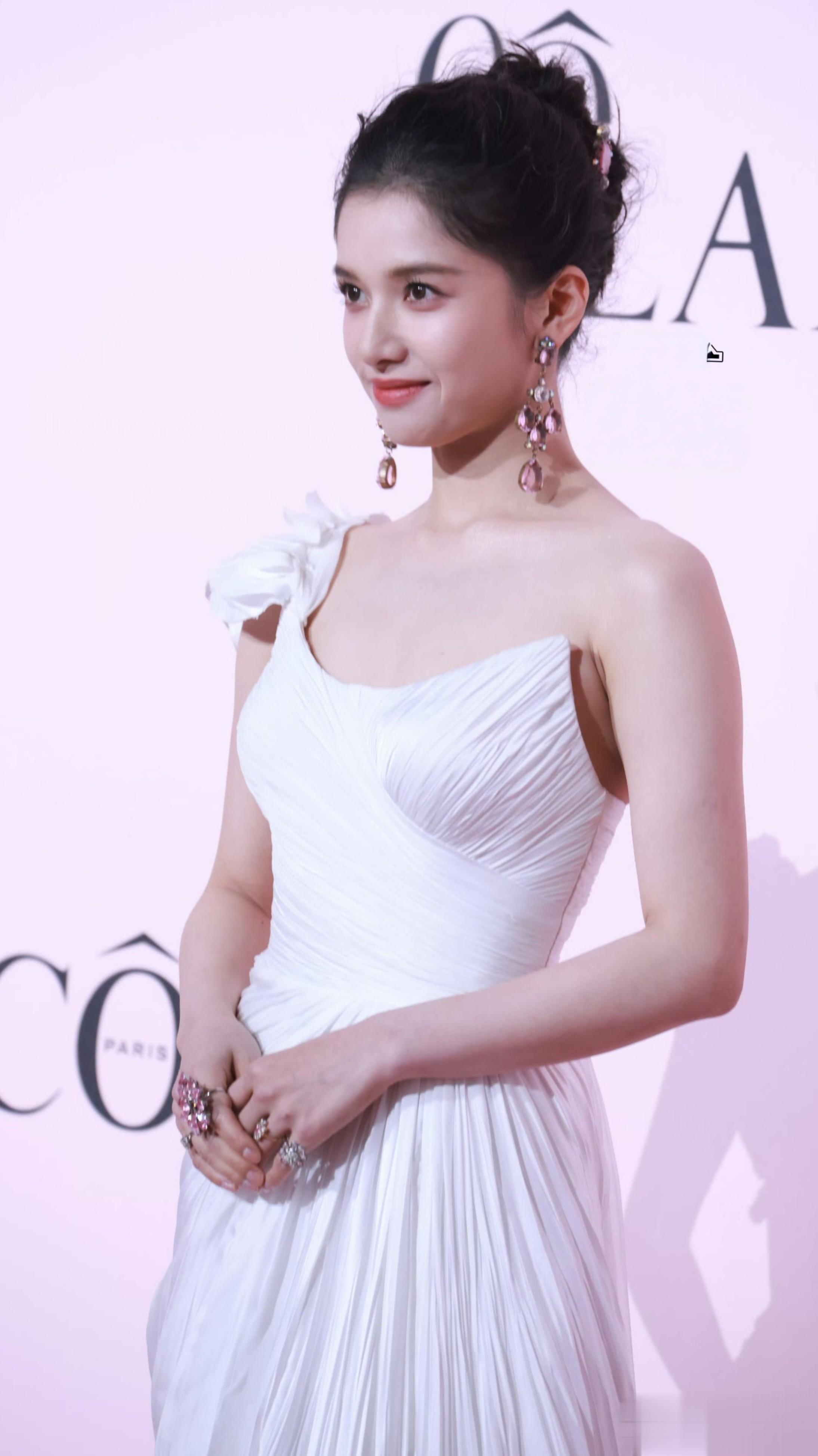 白裙女神张婧仪 今日线下品牌活动现场。