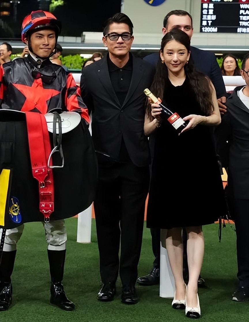 方媛孕晚期和闺蜜逛街！肚大如萝依旧很灵活，女明星帮提包排面足