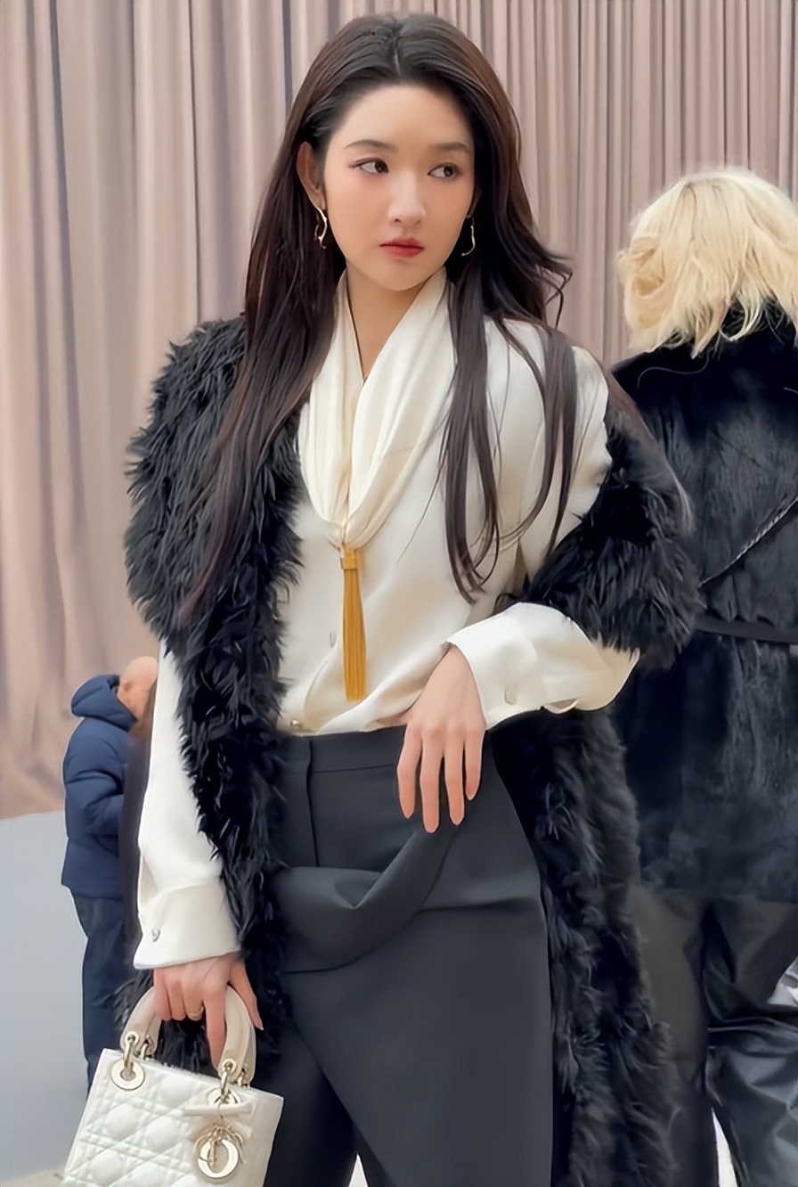 巴黎这一夜，蔡依林逆生长美绝了，周也扛住镜头，却被周迅惊艳！