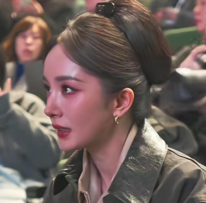 杨幂瘪嘴严重、赵丽颖眼褶多、唐嫣有了双下巴，85花纷纷陷初老